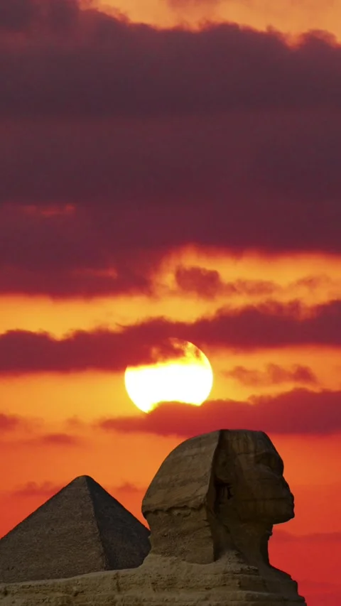 Sphinx located in the middle of the amazing and ancient pyramids in Egypt. Vídeos de archivo 280562466