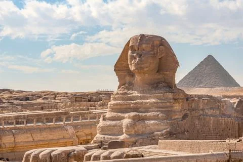 Sphinx monument against the background of large pyramids on a sunny day Foto stock