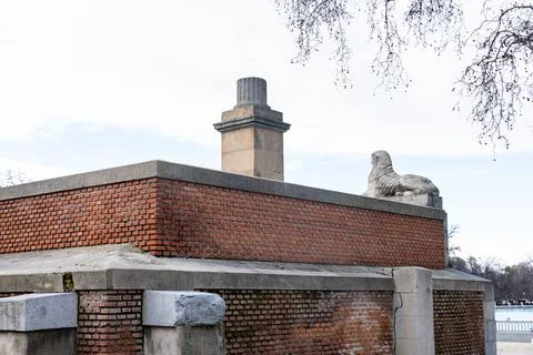 Sphinx statue on brick wall at Retiro Park Stock-Fotos