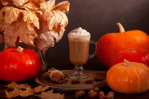 A Spiced Latte in a Cozy Fall Setting 스톡 사진