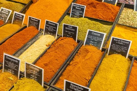 Spices in rectangular containers at the weekly market market in Portoferraio Foto stock