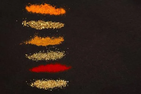 Spices scattered on a black background. Foto stock