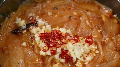 Spicy flavored clear wide flat rice noodles. Vídeos de archivo 340115233