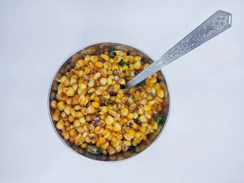 Spicy Pan-Fried Corn Kernels with Green Chiles in a Steel Bowl Foto stock
