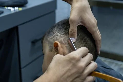 A spider web pattern in a hair of child in a salon Foto stock