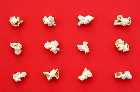 Spilled popcorn on red background pattern Foto stock