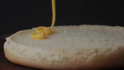 Spilling melted cheese on the bun. Stock-Footage 140329400