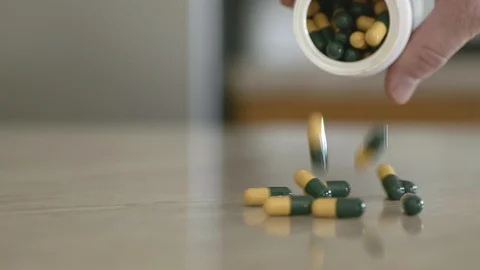 Spilling Pills On The Table Vídeo Stock 126763202