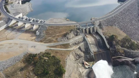 Spillway and shutter gate of concrete hydro dam at Jindabyne lake 4k. Vidéo 153500571