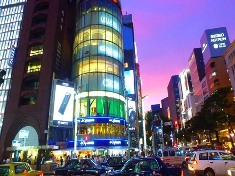 Spin shot of Ginza 4th crossing at dusk Video stock 80080718