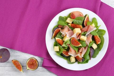 Spinach, figs, sliced ham, mozzarella salad Foto stock