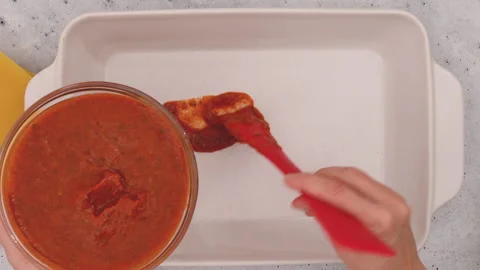 Spinach lasagna recipe. Spread a thin layer of marinara sauce Video stock 170020444