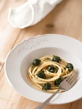 Spinach spaghetti pasta Stock Photos