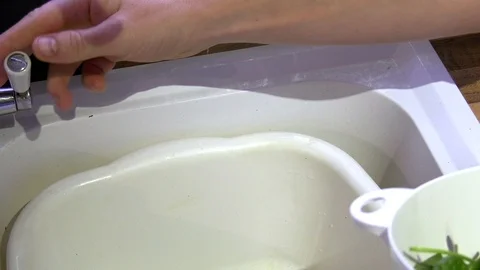 Spinach is washed in a colander under a tap 動画素材 98981003