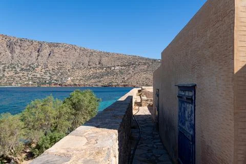 Spinalonga Island Fortification Wall Facing Blue Sea in Crete Stock-Fotos