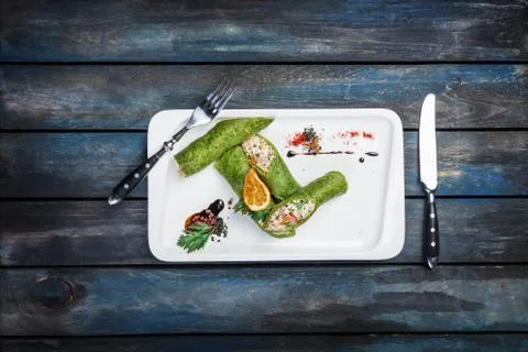 Spinash spring rolls with cutlery Foto stock