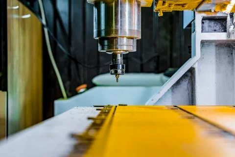 Spindle with a mill in the collet over the workpiece. Foto stock
