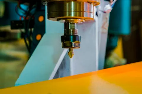 Spindle with a milling cutter inserted into the collet. cnc machine Stockfoto's