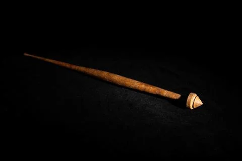Spindle for yarn on a black background. Old hand yarn jig, close-up, antique Foto stock