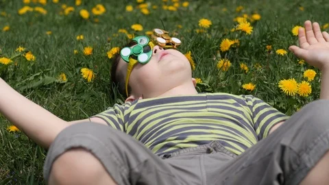 Spinner on the glasses is spinning. Fun | Stock Video | Pond5