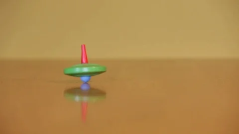 Spinner rotating on the reflective surface. 스톡 동영상 78862341