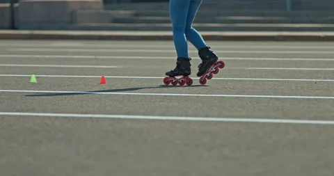 Spinning around on roller skates, the roller goes around the cones and turns Stock-Footage 137542073