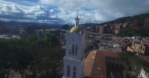 Spinning around the white clock tower of Usaquen's plaza church 스톡 동영상 68177111