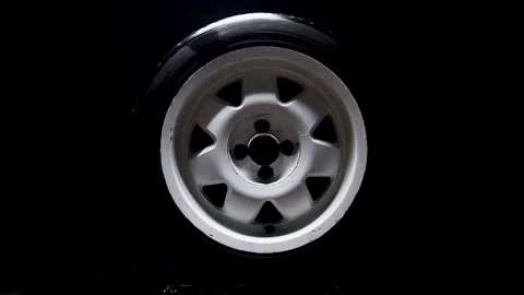 Spinning car wheels white shooting video on long Vidéo 231928678