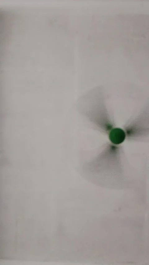 Spinning ceiling fan blades in motion indoors close up view of seen from below Vidéo 341508158