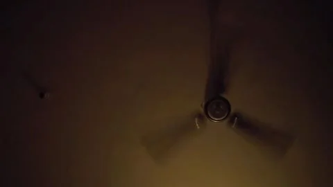 A spinning ceiling fan in dim light Vídeo Stock 318773769