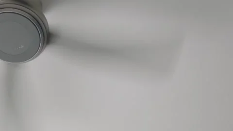 Spinning Ceiling Fan with Motion Blur on White Ceiling Vídeo Stock 346583146