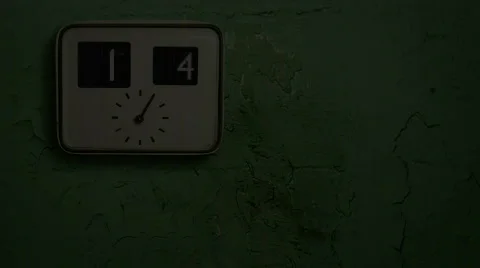 Spinning Clock with a time-lapse Shadow 動画素材 288958