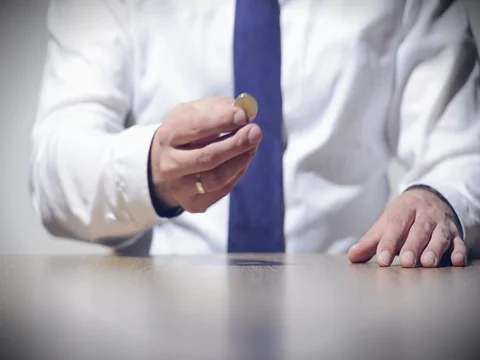 Spinning a coin 스톡 동영상 80282031