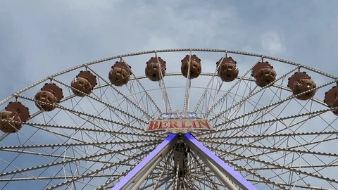 A spinning ferris wheel Stock Footage 105900963