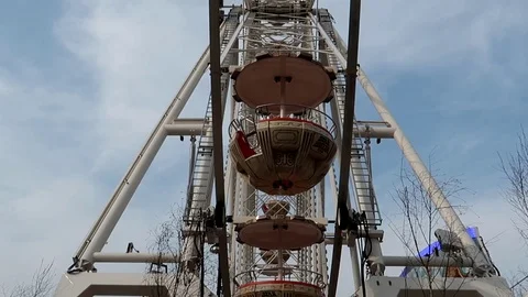 A spinning ferris wheel Stock Footage 105901487