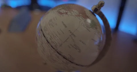 Spinning geographical globe by hand 스톡 동영상 121806169