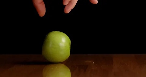 Spinning a green apple on table isolated Vídeo Stock 126258622