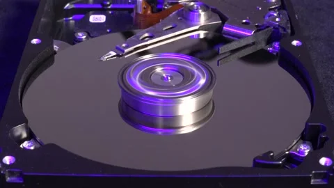 Spinning hard drive, close-up view, with light effects - startup and shutdow 库存影片 320837624