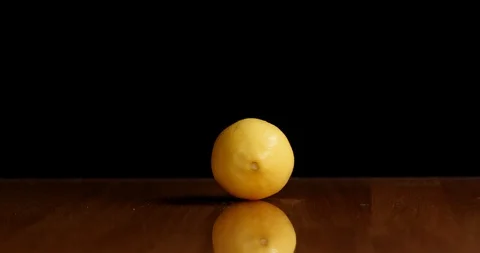 Spinning lemon on table isolated Vidéo 126258624