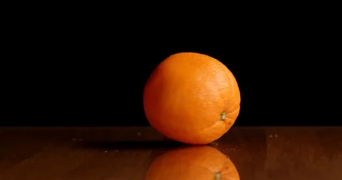 Spinning orange on table isolated 動画素材 126258582