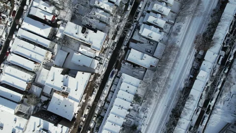 Spinning overhead shot of snowy rooftops in Brooklyn New York Vídeo Stock 168433532