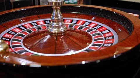 Spinning roulette wheel with ball in motion Video stock 315896147