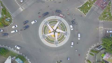 Spinning view of intersection of five in highway of small city Video stock 113859072