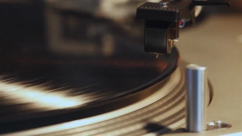 Spinning Vintage Record Player Vidéo 112351061