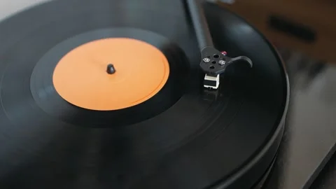 Spinning vinyl on a turntable Vídeos de archivo 331311864