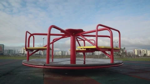 Spinning, wet swing, empty without people. Children's Playground on the street Vídeo Stock 144041317