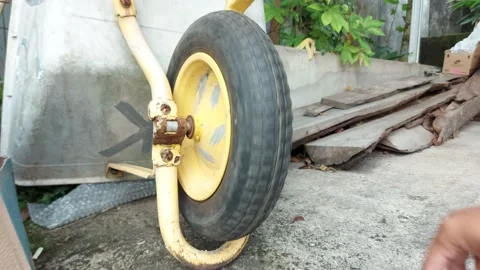 Spinning wheelbarrow Video stock 204797112