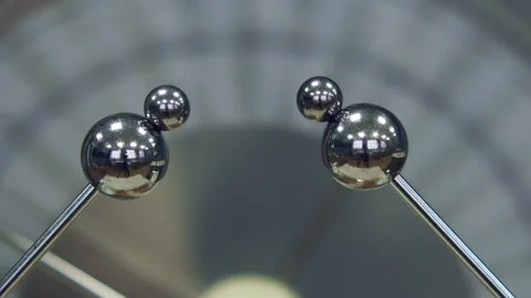 Spinning Wimshurst machine induces a small lightning bolt. Video stock 127409695