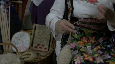Spinning wool with spindle, pan right, close up, basket with wool, slow motion. Stock-Footage 57665465