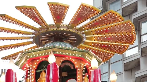 Spinning Xmas Lights Pull Focus Atop German Christmas Market Stall 動画素材 44515940